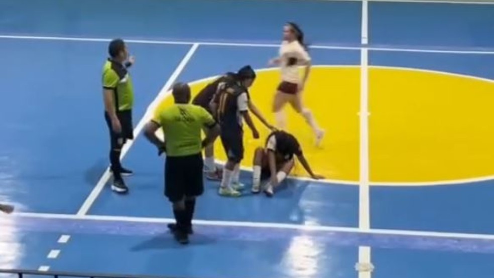 Jogadora atingida por chutes na cabeça recebeu atendimento médico e passa bem. — Foto: Reprodução