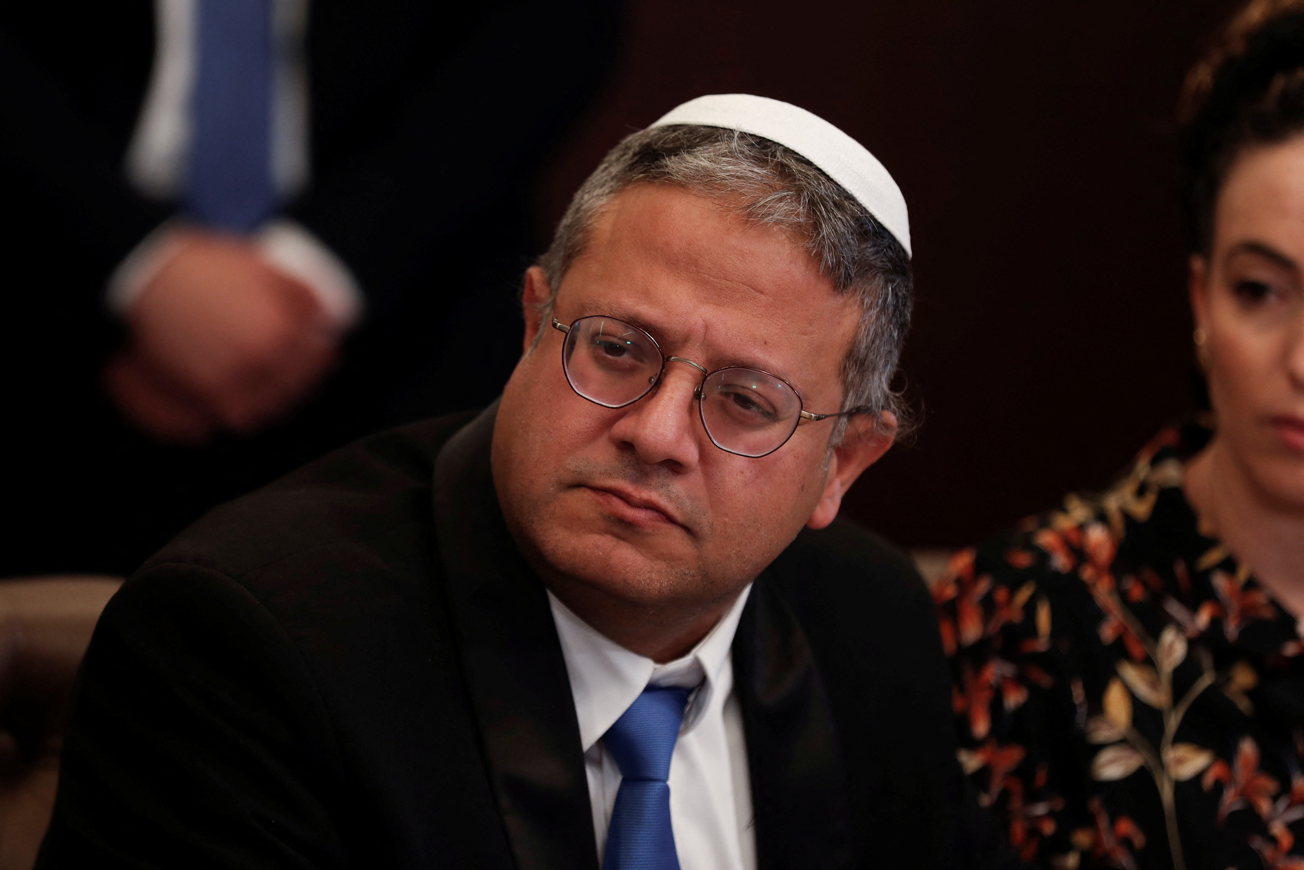 VÍDEO: ministro de Netanyahu mostra futuro 'centro de enforcamento' de presos com 'cabines de observação'