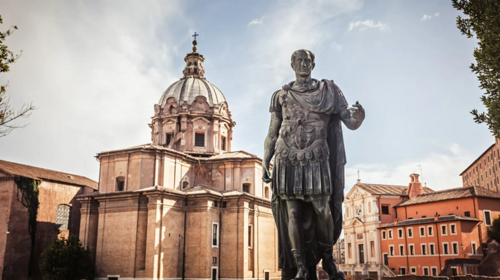O projeto de Júlio César de organizar o confuso calendário romano quase naufragou devido a um erro básico de contagem. — Foto: Getty Images