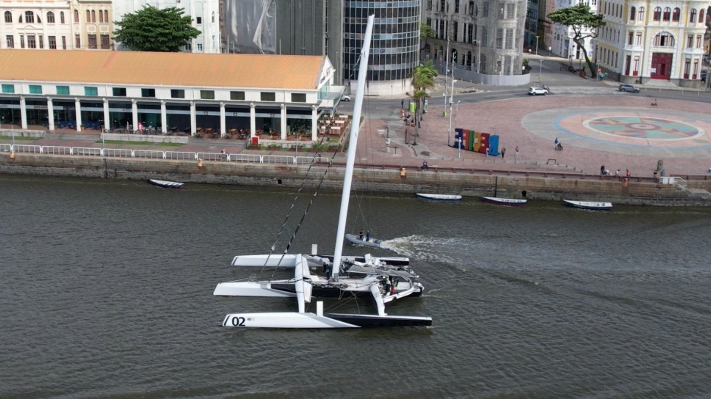 Veleiro enfrenta baleia, algas e piratas antes de disputar a Regata Recife-Fernando de Noronha