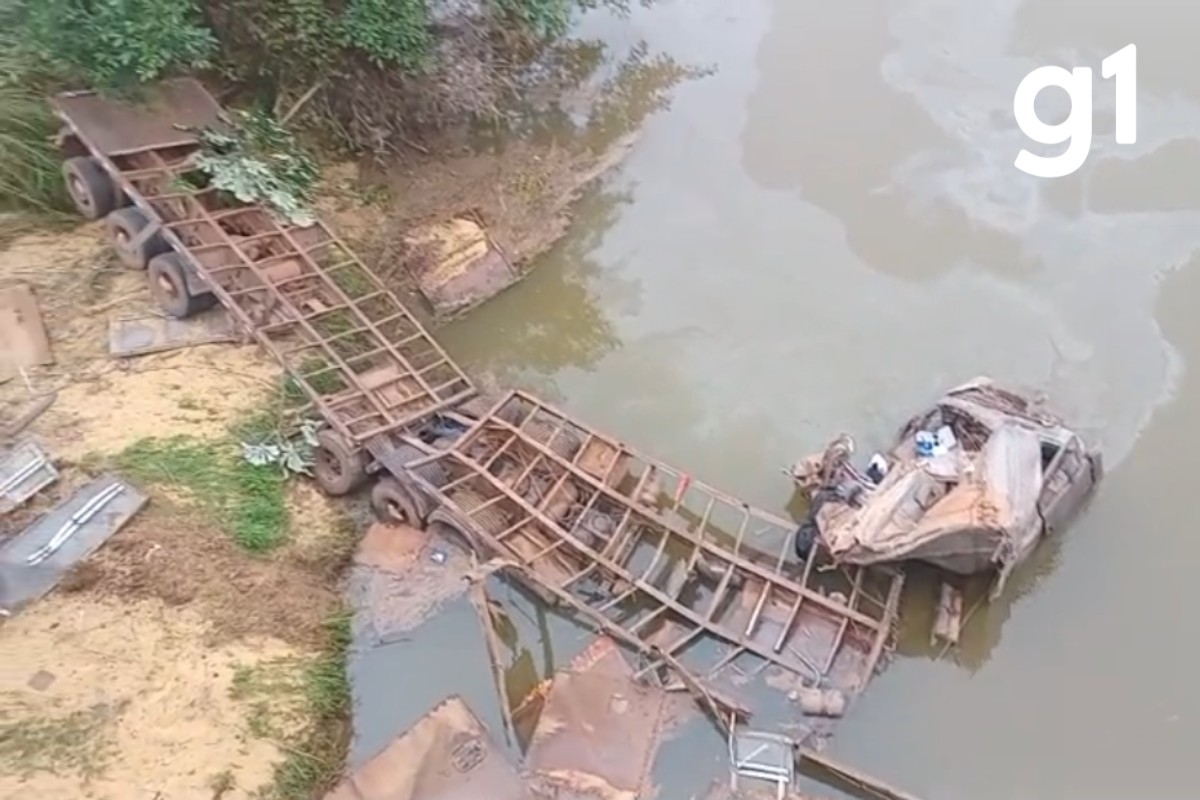 Motorista desaparece após carreta despencar de ponte em MT; vídeo