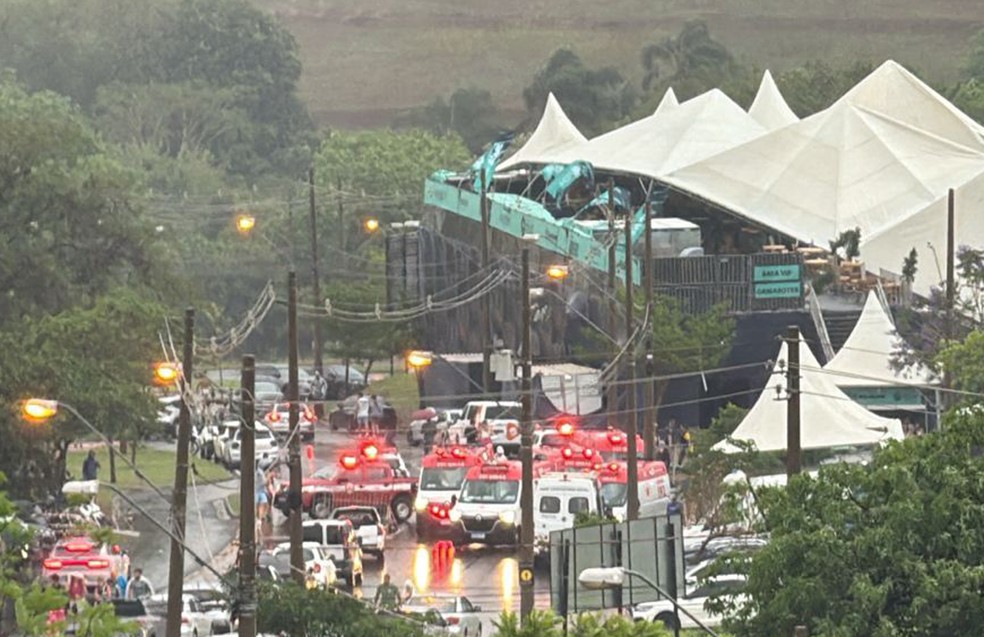 Estrutura de torneio de beach tennis em Bonfim Paulista, distrito de Ribeirão Preto, desaba durante chuva — Foto: Lucas Smith