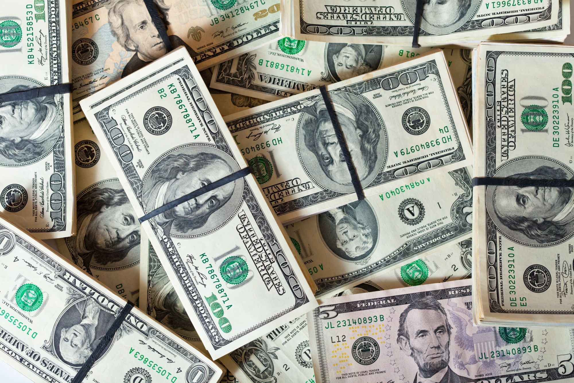 Dólar em disparada: entenda a alta da moeda e o que vem pela frente