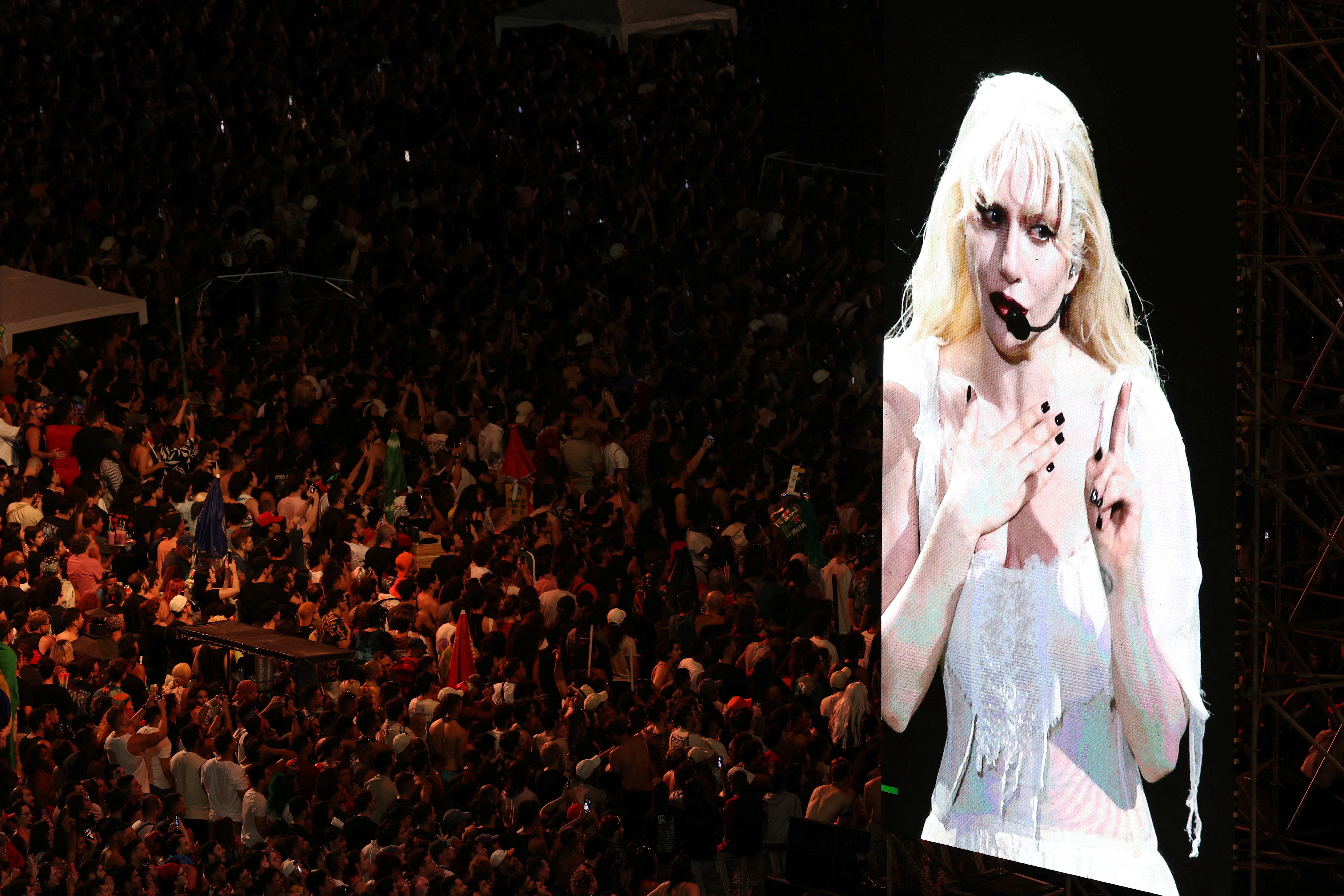 FOTOS: compare os públicos dos megashows de Lady Gaga e Madonna em Copacabana