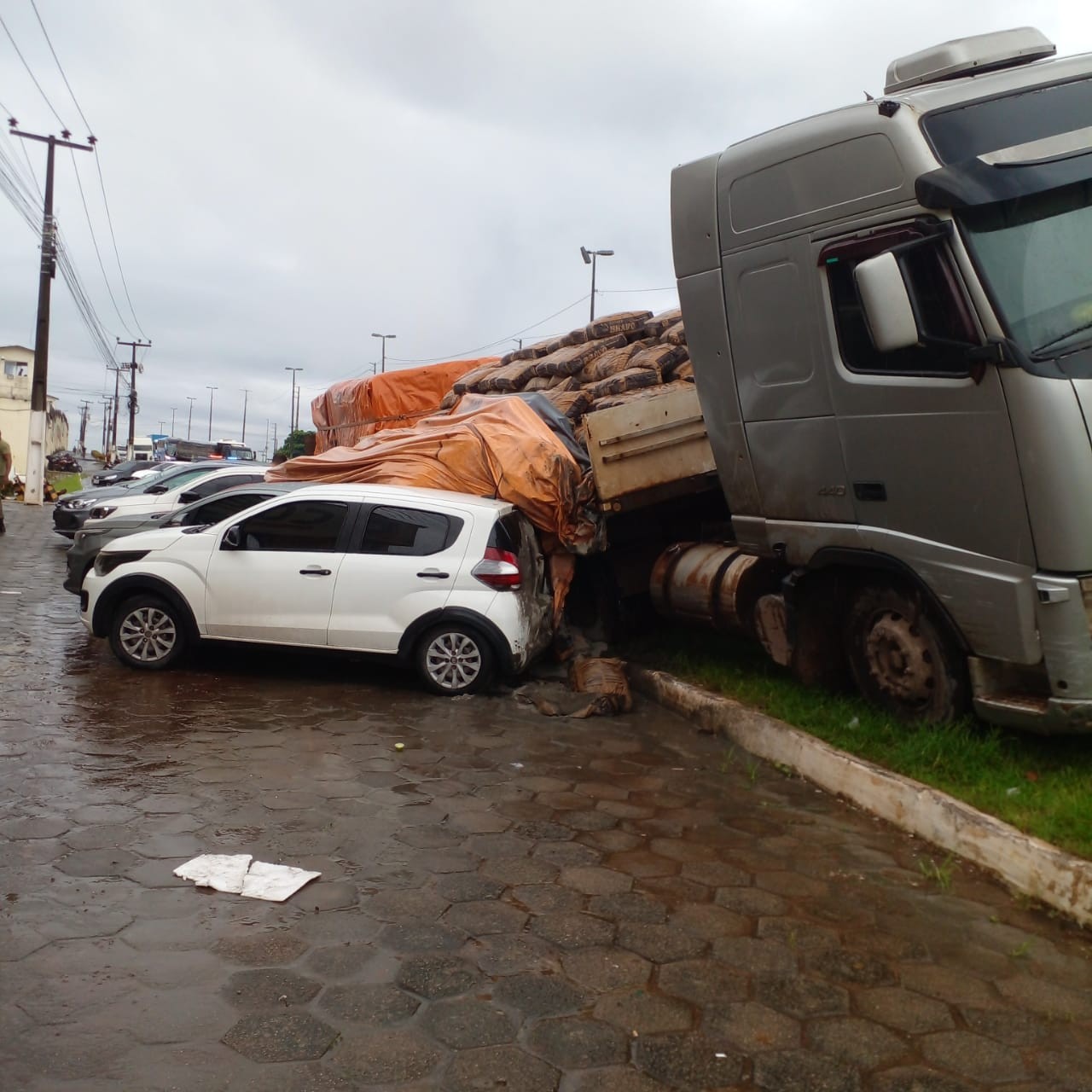 Mais de 10 veículos são atingidos por carreta desgovernada na BR-135, em São Luís; veja as imagens do acidente