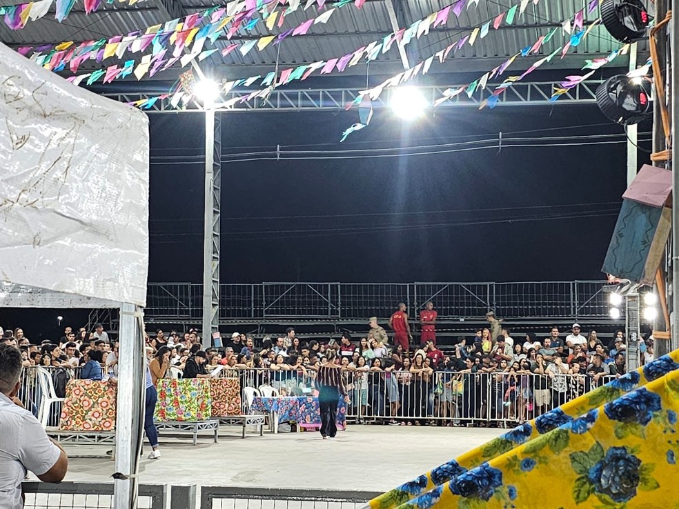 Arquibancada teve um problema e os bombeiros interditaram alguns degraus — Foto: Iryá Rodrigues/g1