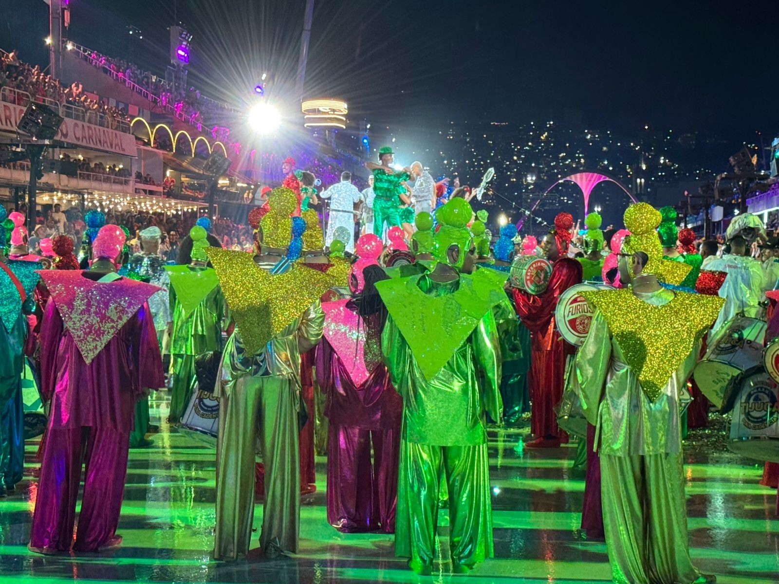 João Gomes, Michel Teló e Leo Santana agitam a Sapucaí antes do Desfile das Campeãs