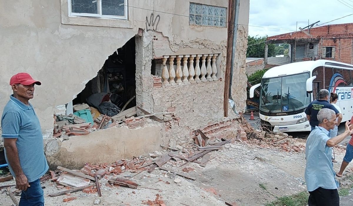 Ônibus desgovernado desce ladeira de ré e acerta casa em Piracicaba