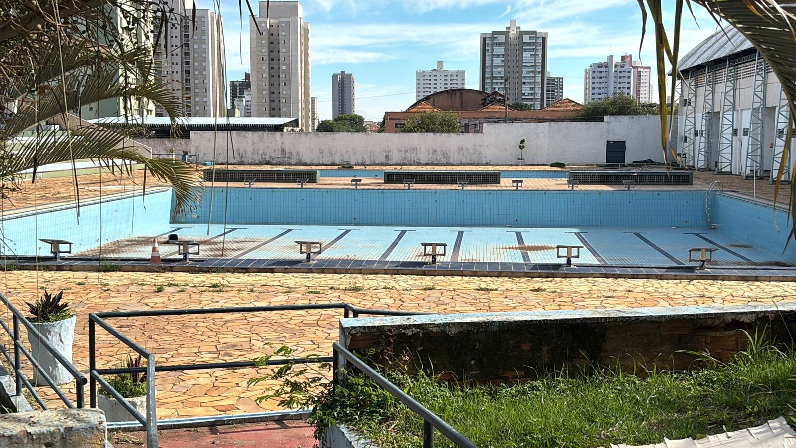 Mesmo com parcerias, vagas não cobrem demanda de alunos do Complexo Aquático fechado há um ano em Piracicaba