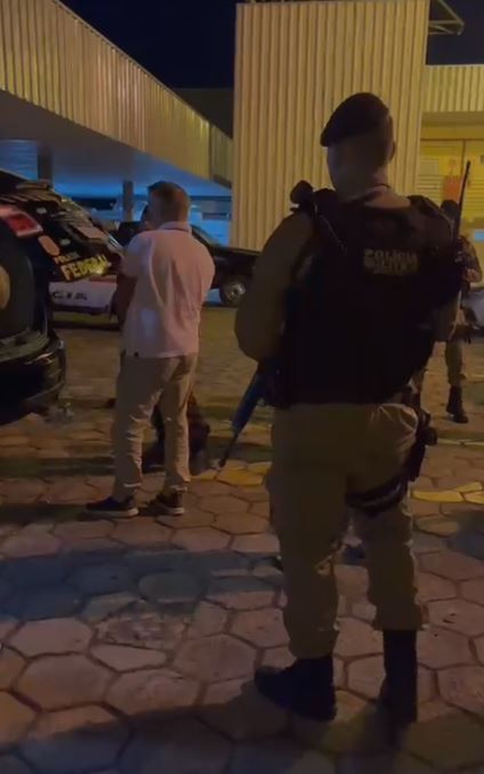 Colombiano Jaime Saade chega ao Aeroporto da Pampulha sob escolta da polícia — Foto: Polícia Militar de Minas Gerais/ Divulgação