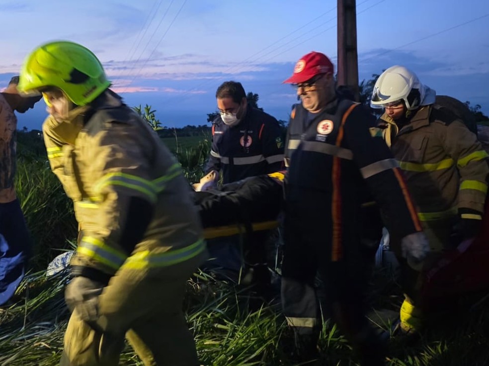 Carro caiu em uma ribanceira na BR-364, em Rio Branco — Foto: Arquivo/Corpo de Bombeiros do Acre