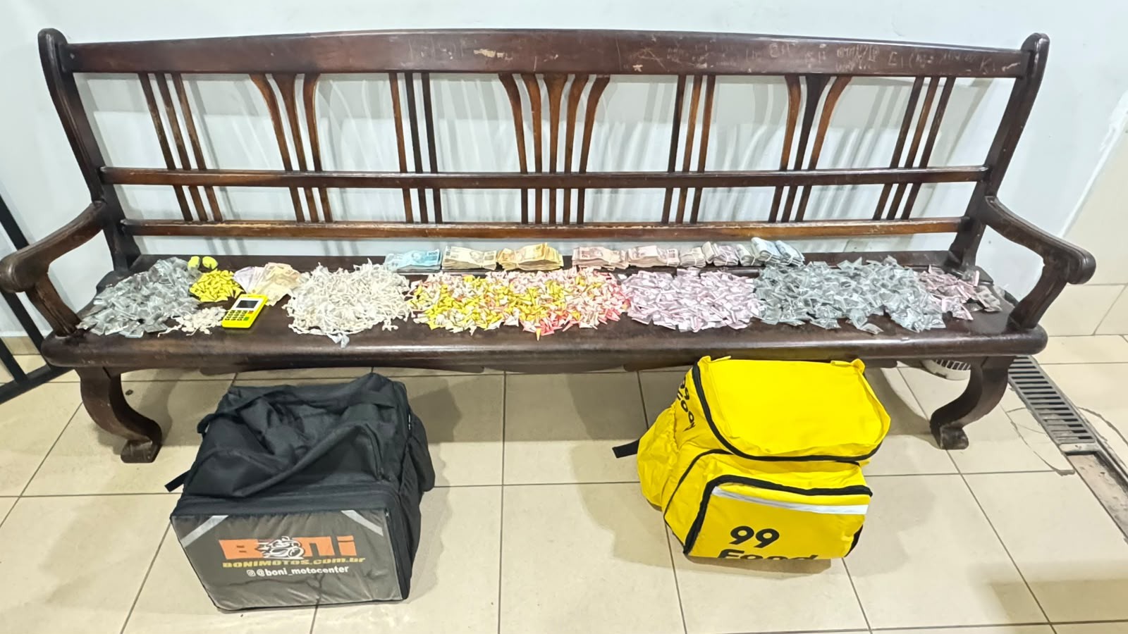 Dois homens são presos com mais de 2,4 mil porções de drogas e R$ 15 mil em dinheiro no interior de SP 