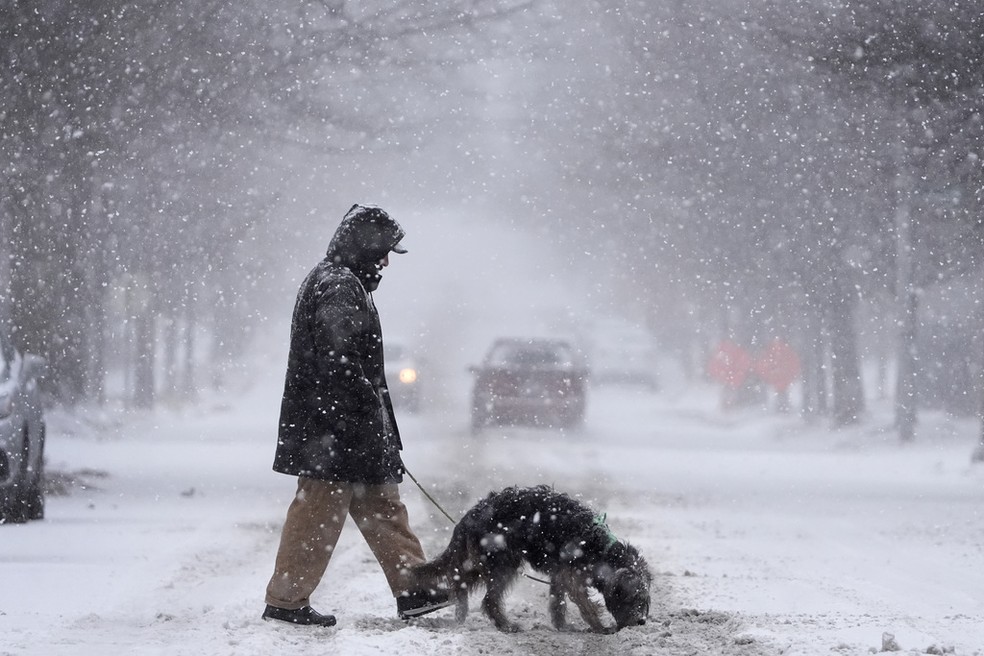 Homem atravessa a rua em St.Louis durante a tempestade de neve do dia 05 — Foto: Jeff Roberson/AP