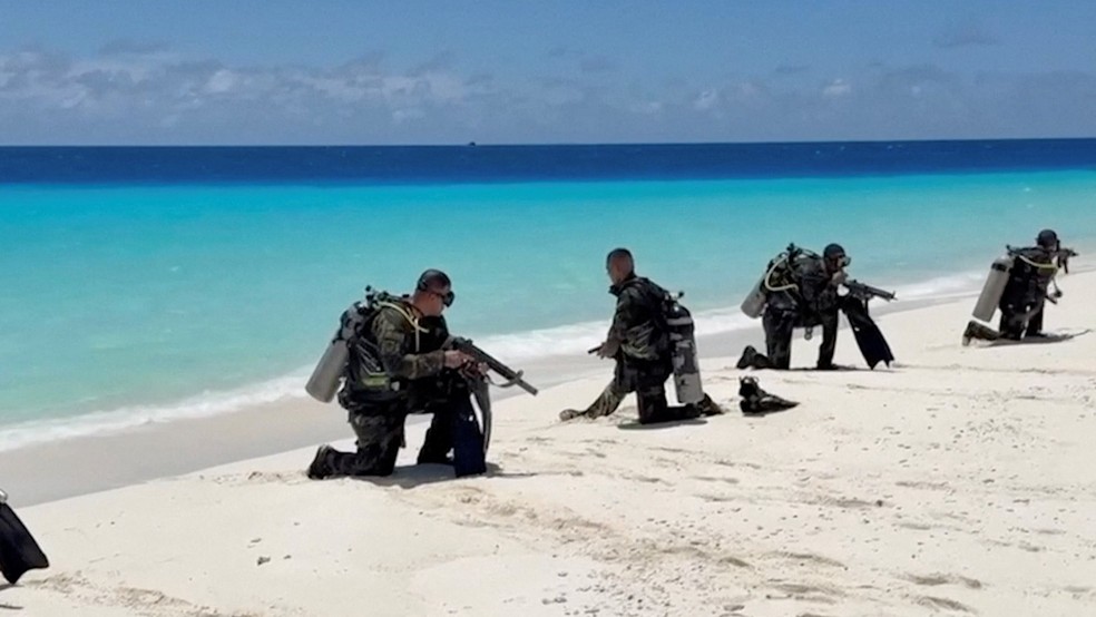 Soldados ajoelhados durante exercícios militares em La Orchila, ilha do Caribe na costa da Venezuela, em 17 de setembro de 2025. — Foto: Reuters