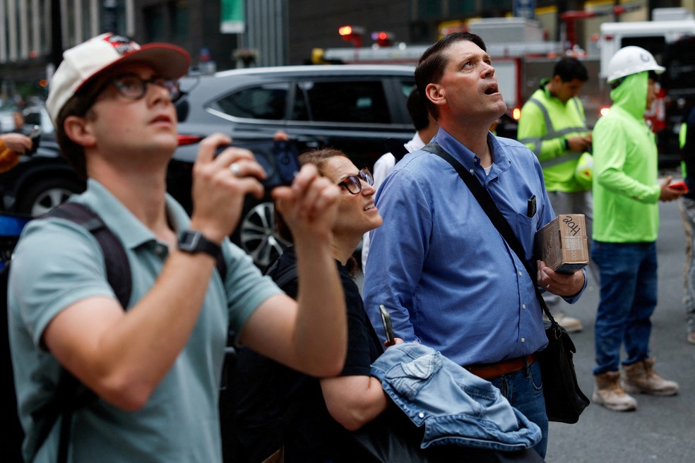 Quarteirão no centro de Nova York é interditado após prédio em reforma ceder — Foto: Jordan Tovin / Reuters