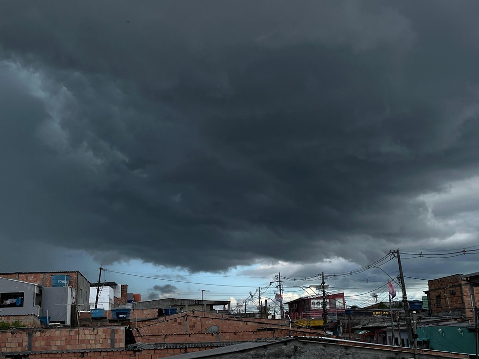 Formação de nuvens de chuva, indicando tempestades intensas em Manaus — Foto: Daniel Landazuri, g1 AM