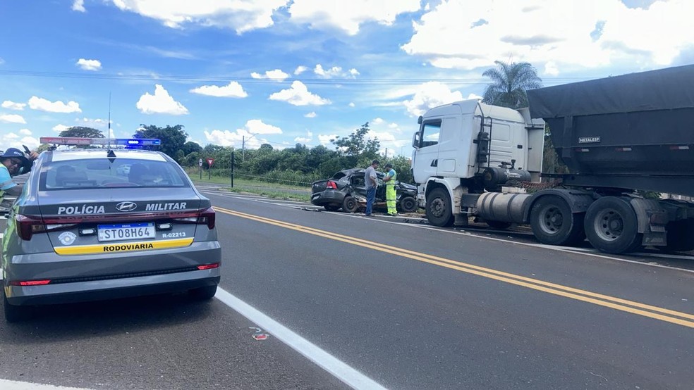 Acidente envolveu carreta e carro em Martinópolis (SP) — Foto: Paula Sieplin/TV Fronteira