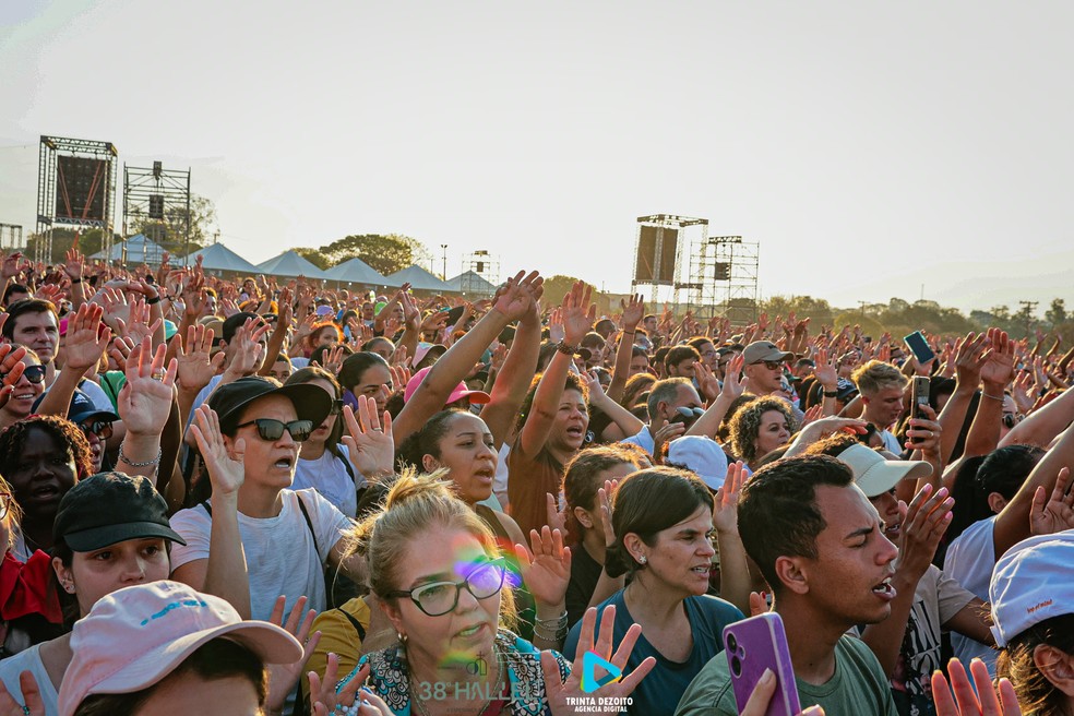 Milhares de pessoas oram e cantam com o Frei Gilson em Franca, SP, no Hallel 2025 — Foto: Nathan