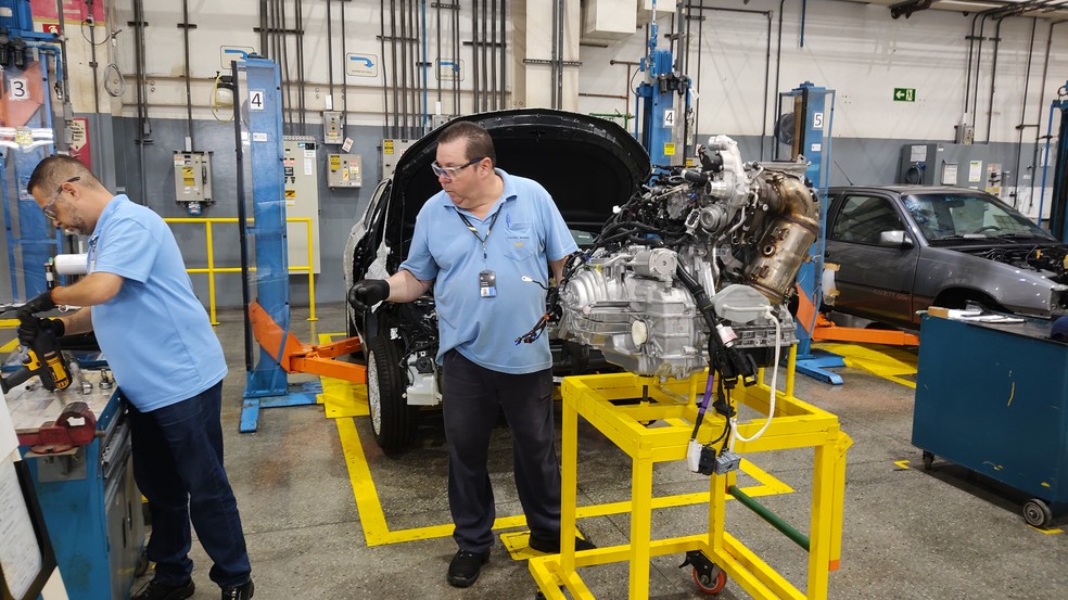 Funcionários da GM trabalham no 1.0 turbo de um protótipo do Chevrolet Sonic — Foto: Carlos Cereijo / g1