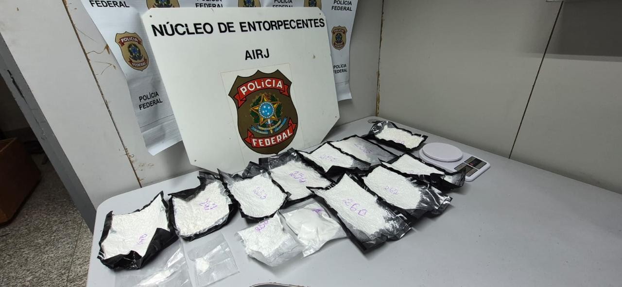 PF prende mulher com 3 kg de cocaína escondidos sob as roupas no Galeão