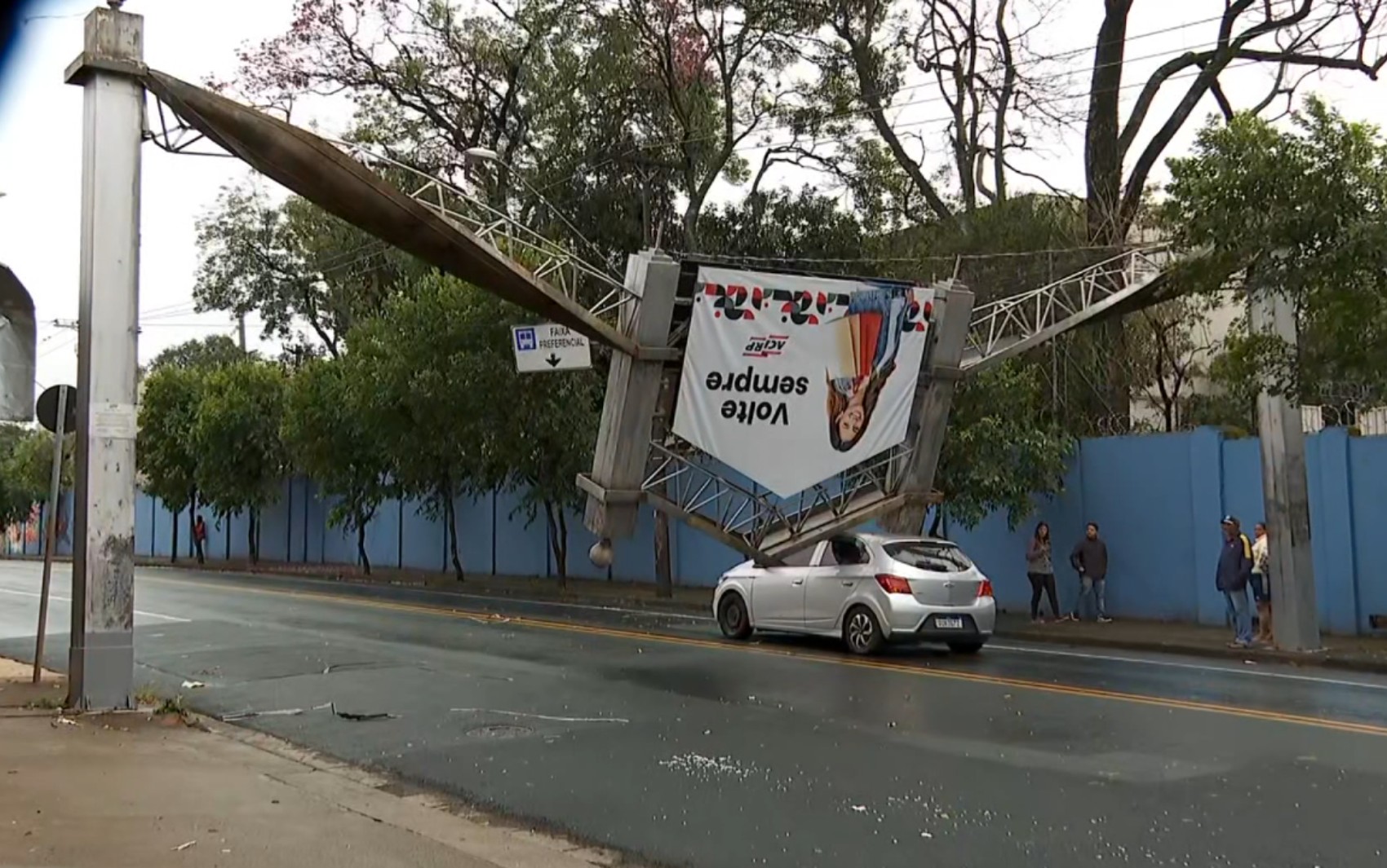 Pórtico tradicional da Avenida Dom Pedro I cai sobre carro durante temporal em Ribeirão Preto, SP