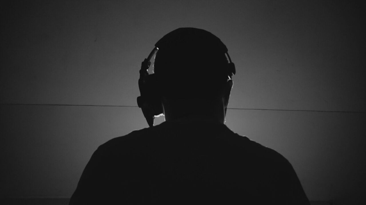Áudios mostram como call centers enganam idosos para autorizar descontos indevidos no INSS