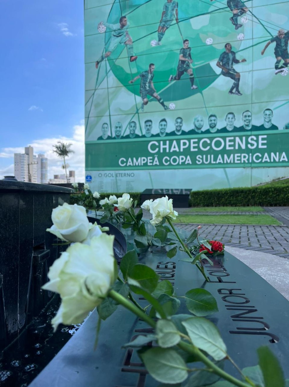 Homenagens às vítimas do acidente da Chapecoense — Foto: Andrielli Zambonin/NSC