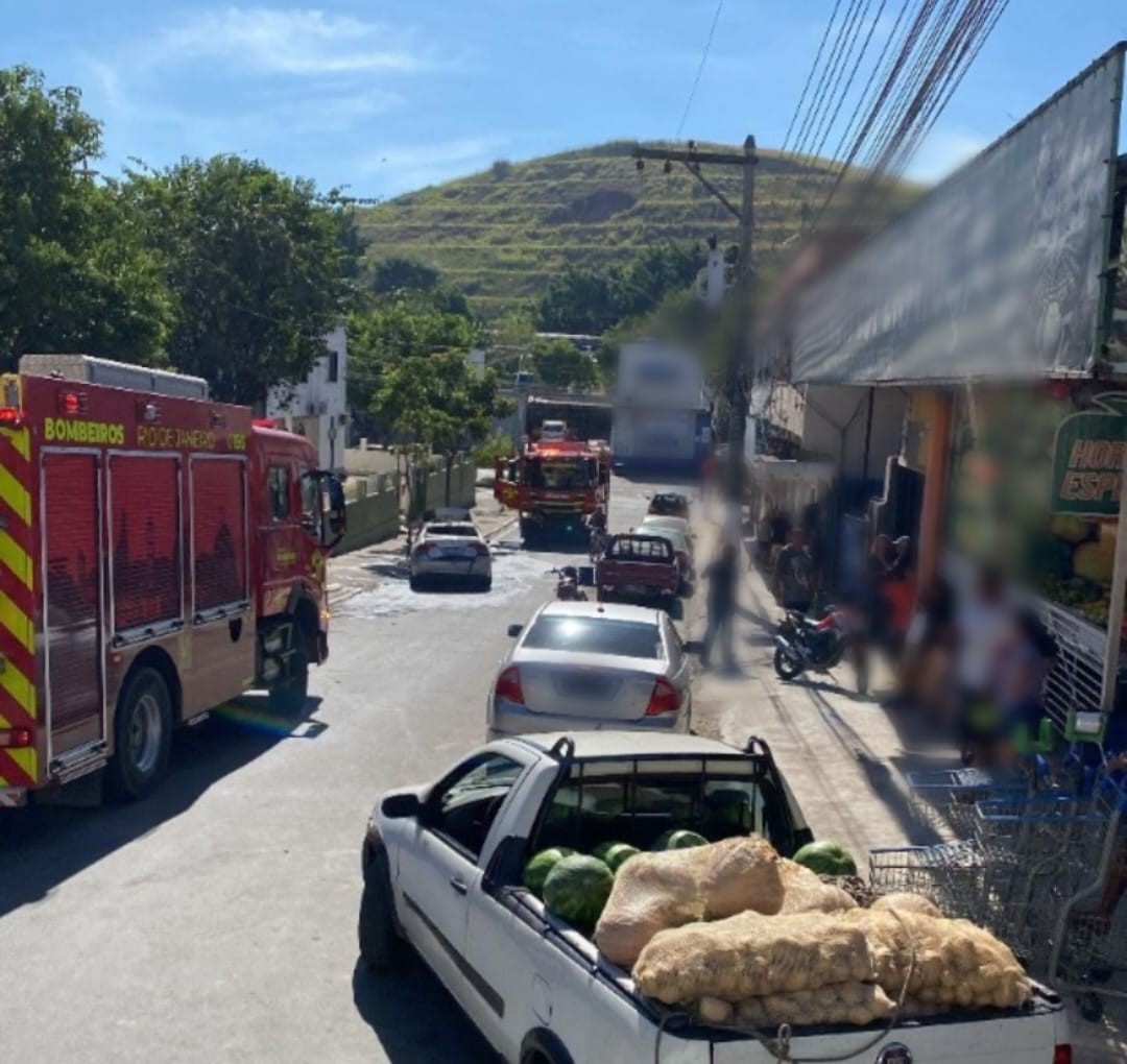 Mulher é levada ao hospital após carro pegar fogo em Volta Redonda
