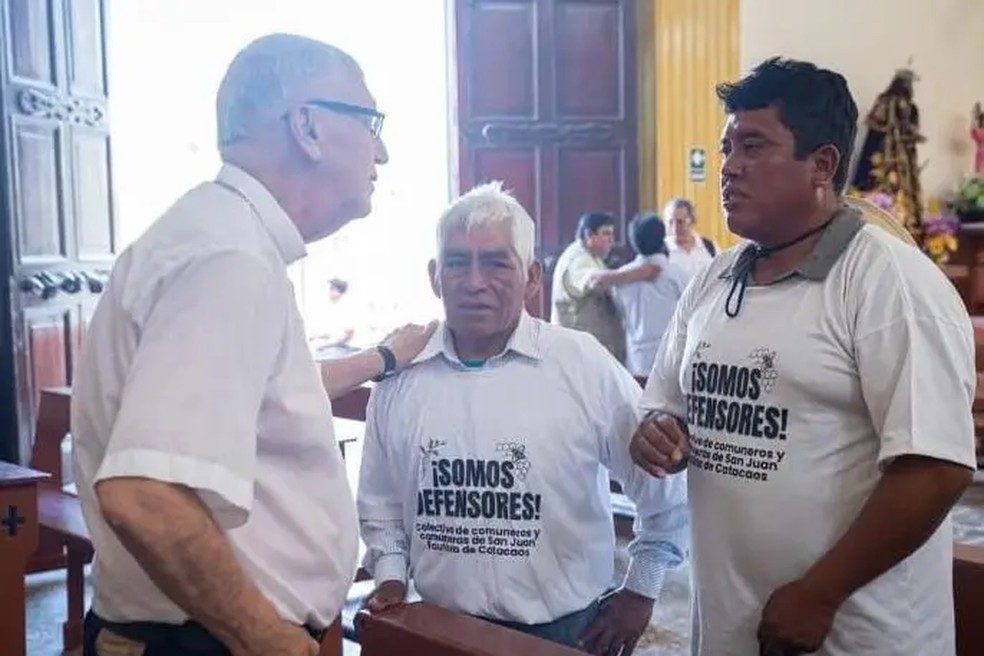 Percy Maza, à direita, conversa com o arcebispo de Lima, Carlos Castillo Mattasoglio. — Foto: Cortesia da comunidade de Catacaos via BBC
