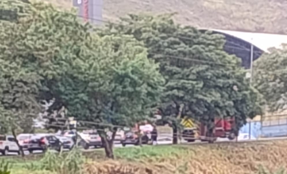 Jovem fica ferido em acidente entre carro e moto na Rodovia dos Metalúrgicos, em Volta Redonda