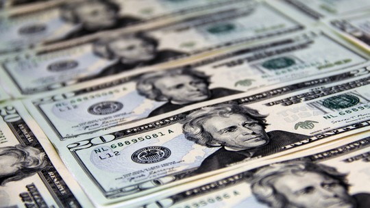 Ibovespa sobe, fecha aos 209 mil pontos e bate novo recorde; dólar cai a R$ 4,98