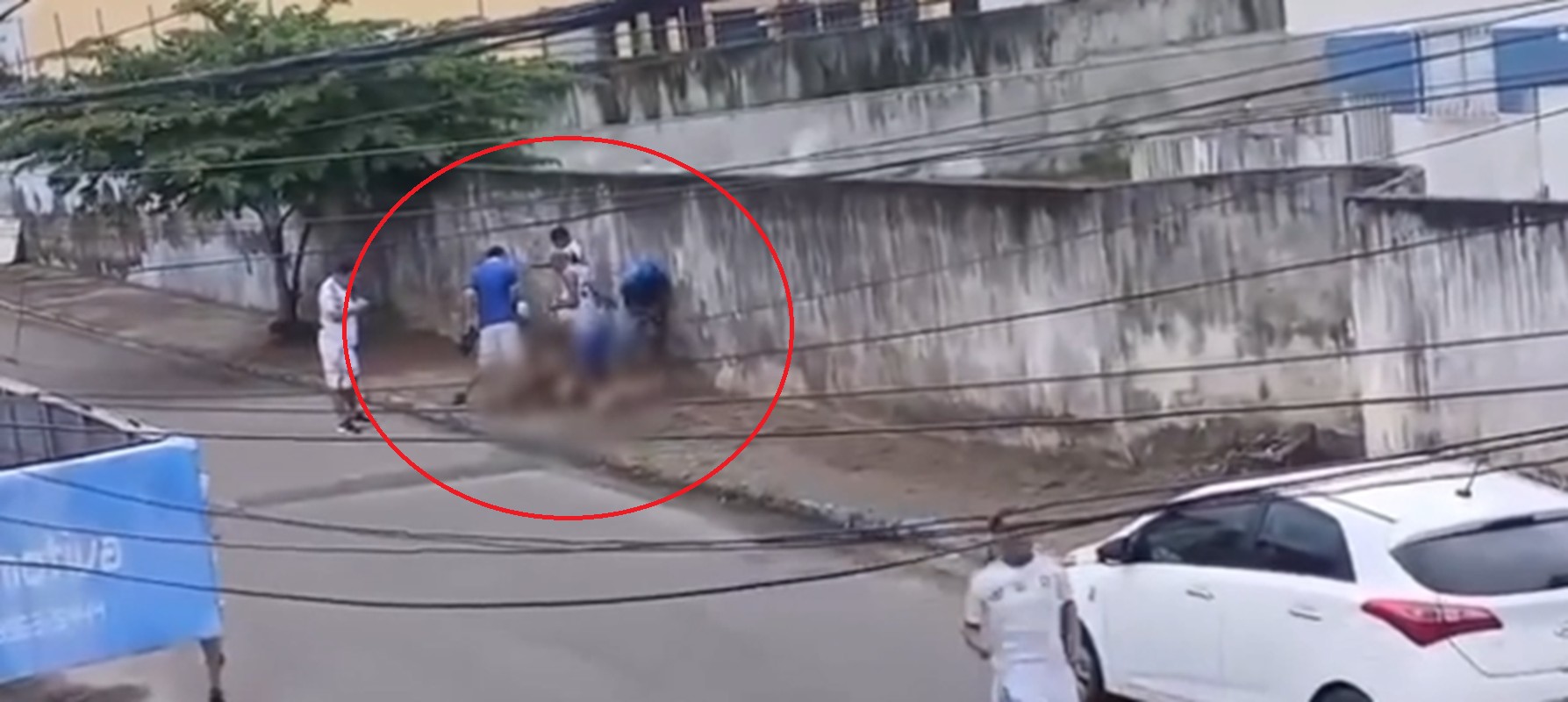 Vídeo: jovem é espancado por grupo de torcedores em Maceió
