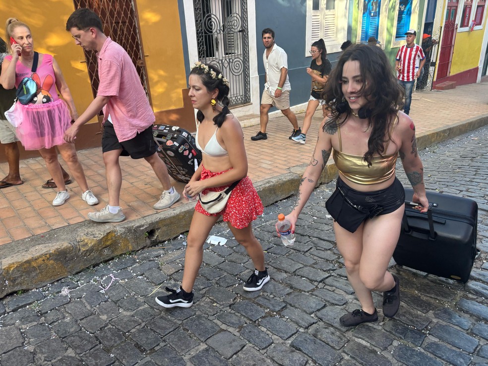 Elisa de Andrade e Ana Cecília Ferraz, ambas de Brasília, chegam em Olinda para curtir folia — Foto: Mariane Monteiro/g1