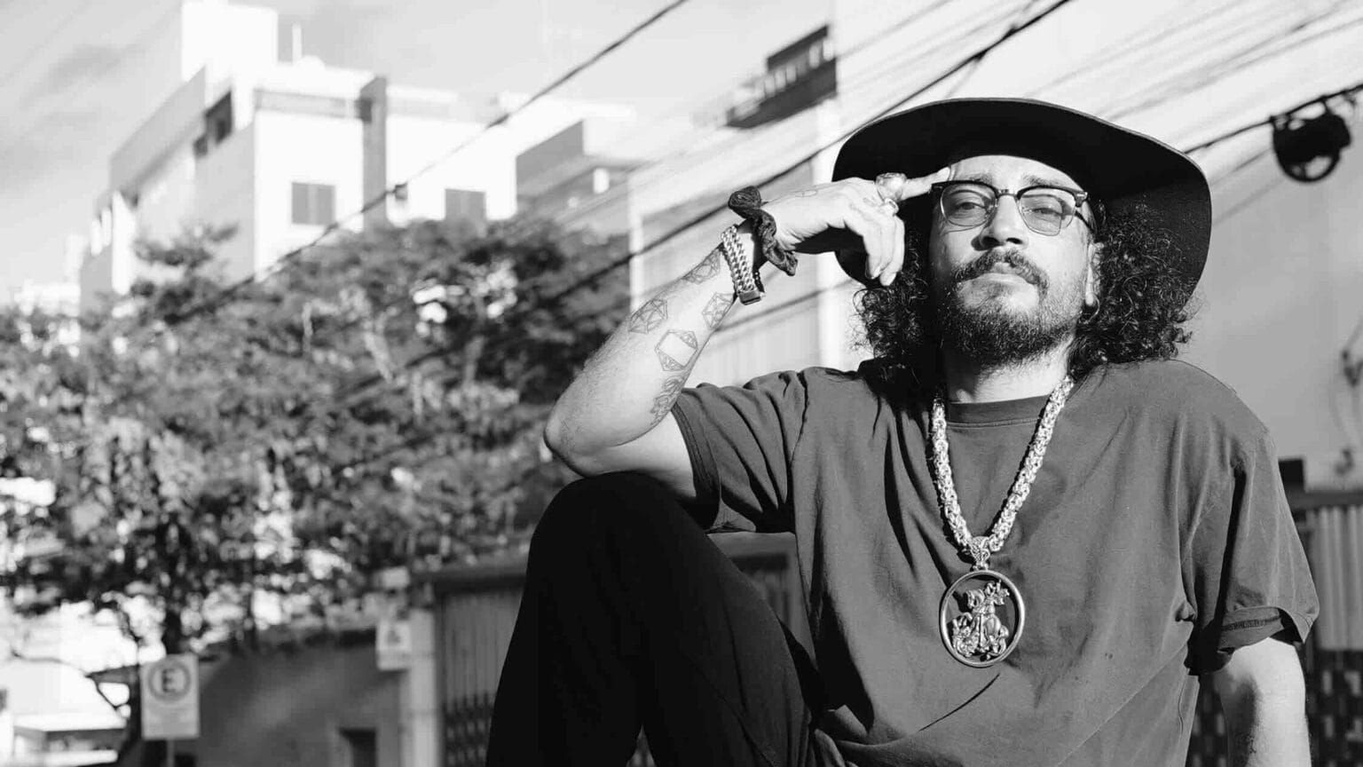 Rapper FBC perfila Brasil em convulsão em álbum que pulsa cheio de som e fúria entre rocks e músicas de João Bosco