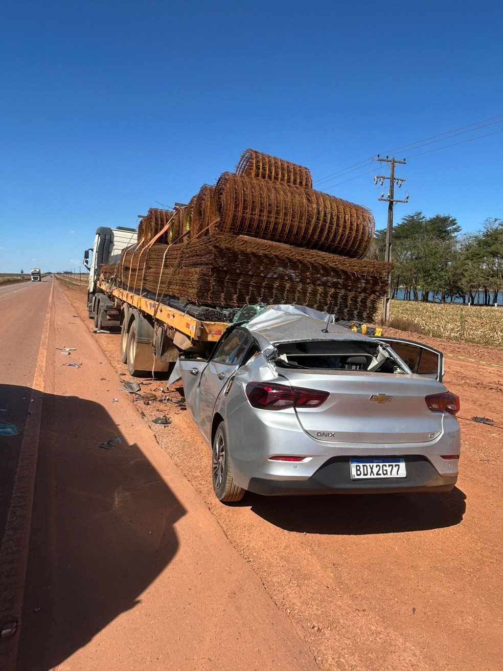 Motorista fica preso as ferragens e morre após batida contra carreta — Foto: Reprodução