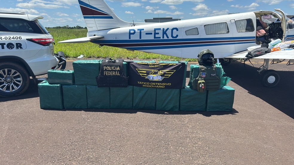 Piloto e copiloto são presos suspeitos de transportar cocaína em avião em Penápolis — Foto: Polícia Militar/Divulgação