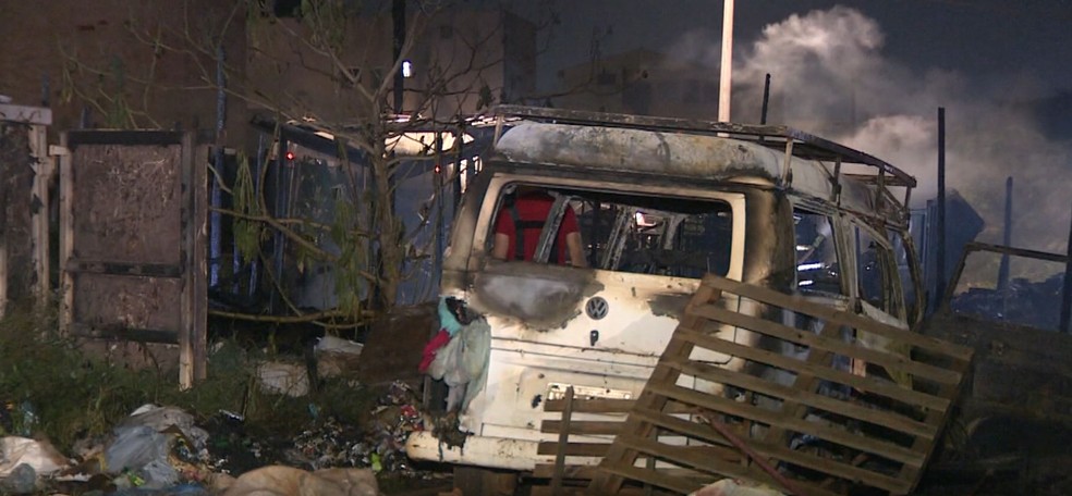 Incêndio atingiu depósito de recicláveis em Americana — Foto: Reprodução/EPTV