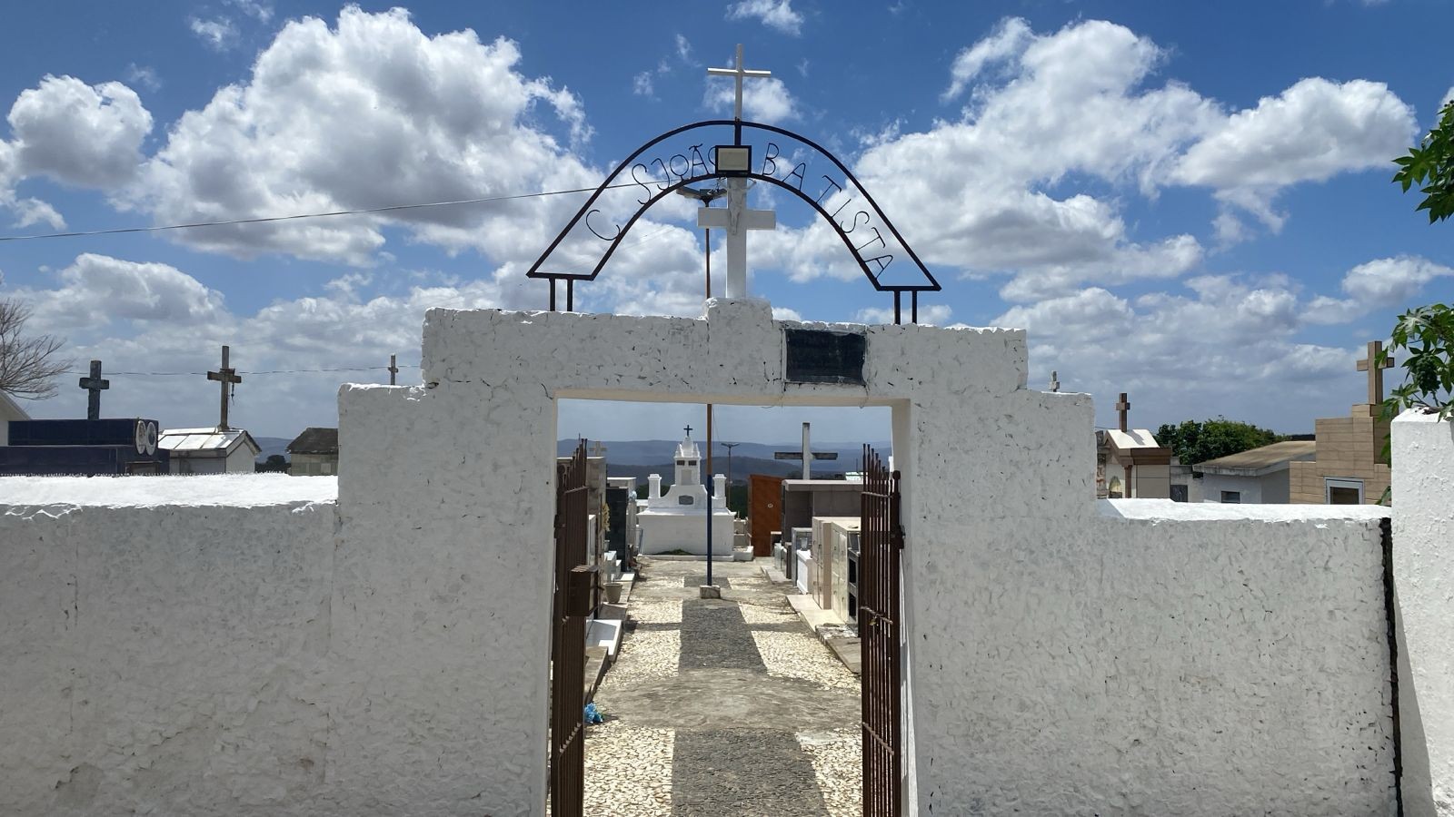 Enterrada mulher morta com golpes de faca dentro de casa, em Fagundes 