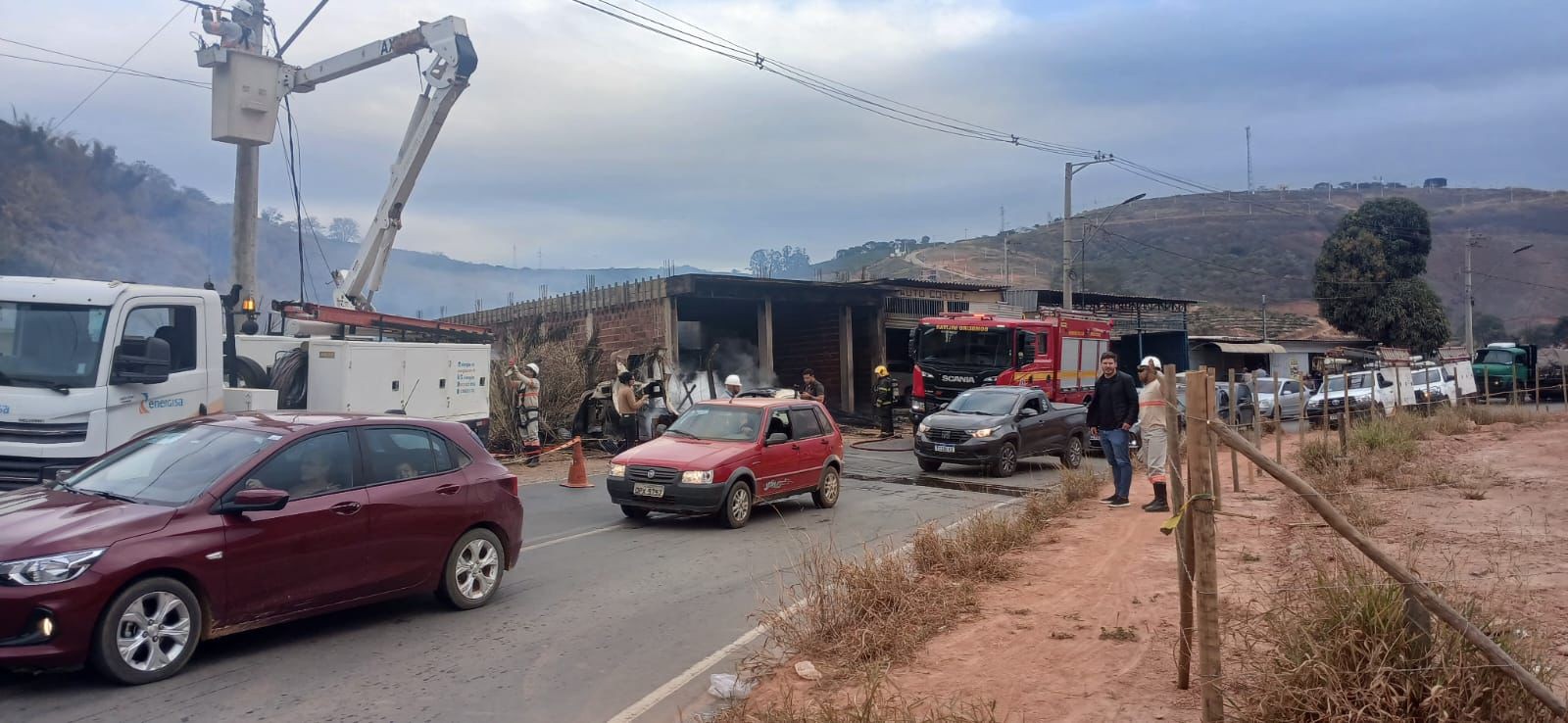 Incêndio destrói veículo e atinge construção às margens da MG-111 em Manhuaçu