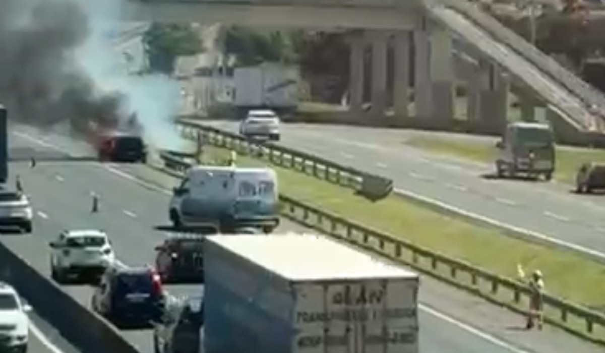 Carro tem pane, pega fogo e interdita faixas da Dom Pedro I em Campinas