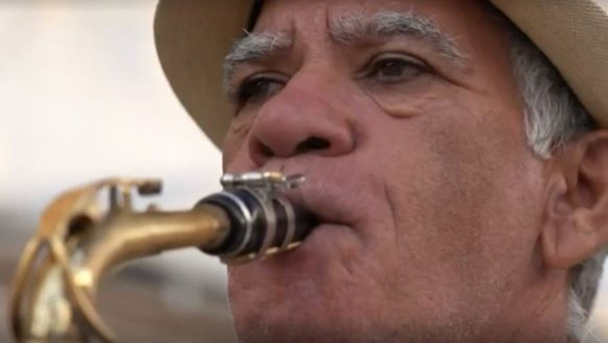 Após sofrer acidente, músico se reinventa tocando saxofone nas ruas no interior de SP: 'Levo alegria'