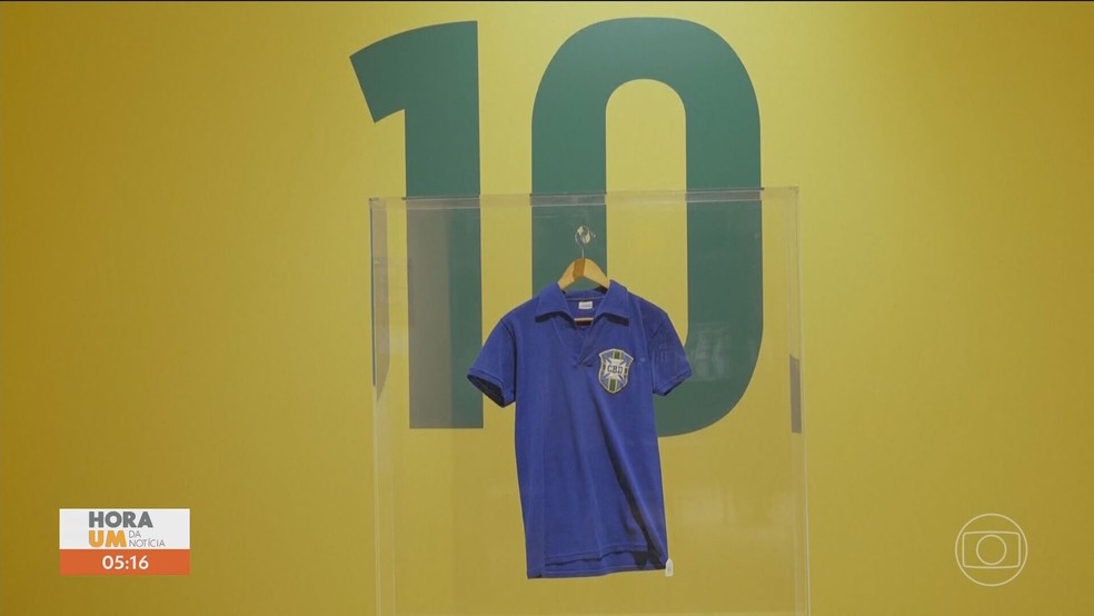 Relíquia da Seleção Brasileira: Camisa de Pelé da final da Copa de 1958 é vendida por R$ 25 milhões em leilão — Foto: Reprodução/TV Globo