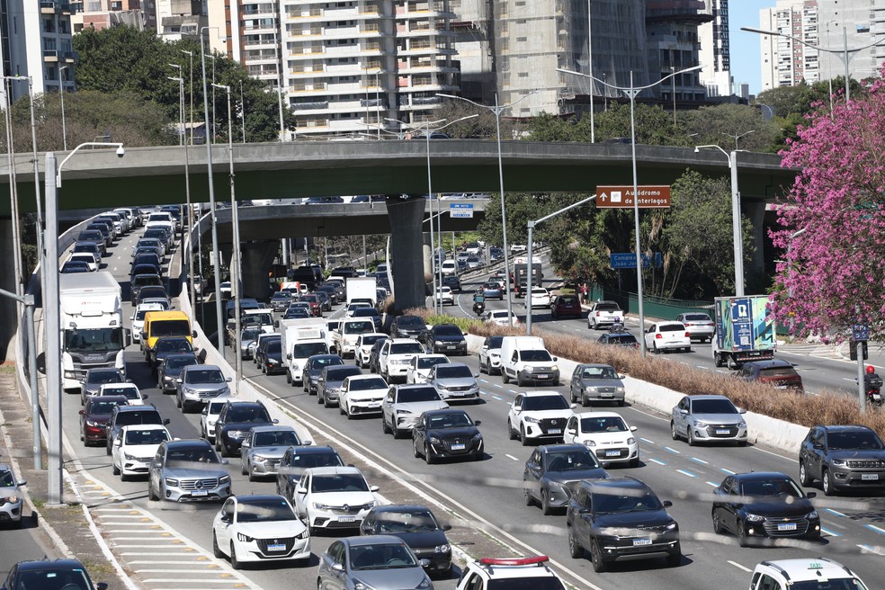 Movimentação intensa de veículos no Complexo Cebolinha, na região do Parque Ibirapuera, na Zona Sul de São Paulo, nesta terça-feira (29) — Foto: RENATO S. CERQUEIRA/ATO PRESS/ESTADÃO CONTEÚDO