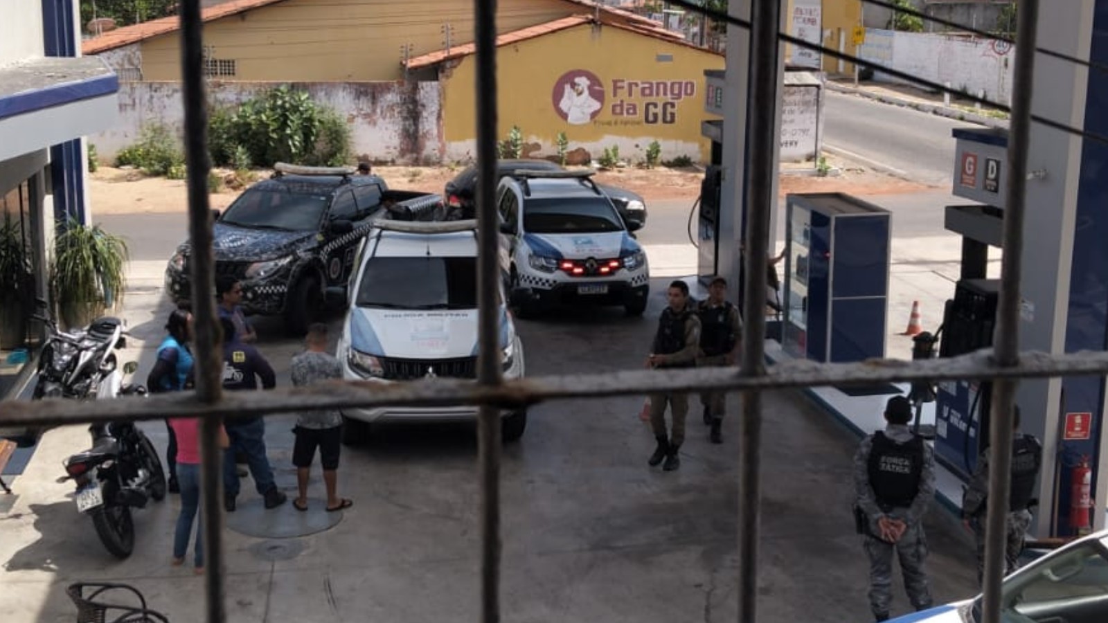 Criminosos armados assaltam posto de combustível no litoral do Piauí