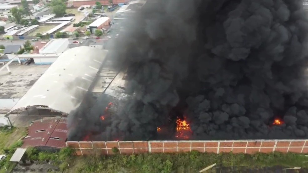 Imagens de drone mostram incêndio em empresa de Canoas — Foto: Cristian Dieckov/Arquivo pessoal