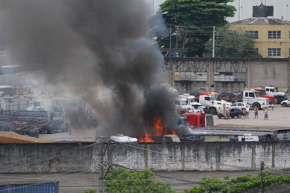 Incêndio aconteceu em um pátio de veículos em Santos — Foto: Arquivo Pessoal/Leandro de Oliveira Santos