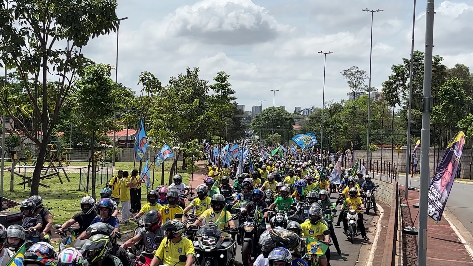 Em último dia de campanha, Flávio Bolsonaro faz motocarreata ao lado de Tarcísio no interior de SP 