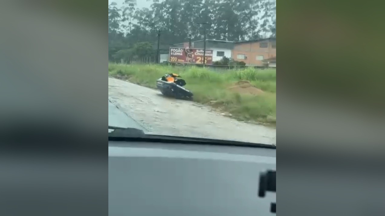 Moto aquática se desprende e cai de veículo sem que motorista perceba em rodovia de SC; VÍDEO