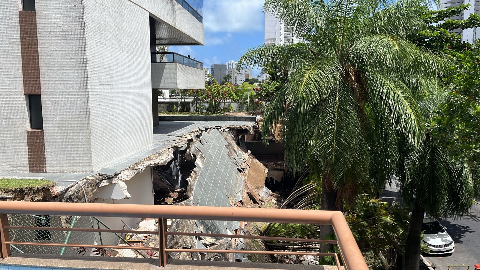 Marquise de prédio cai na Zona Norte do Recife e Corpo de Bombeiros evacua edifício de 18 andares