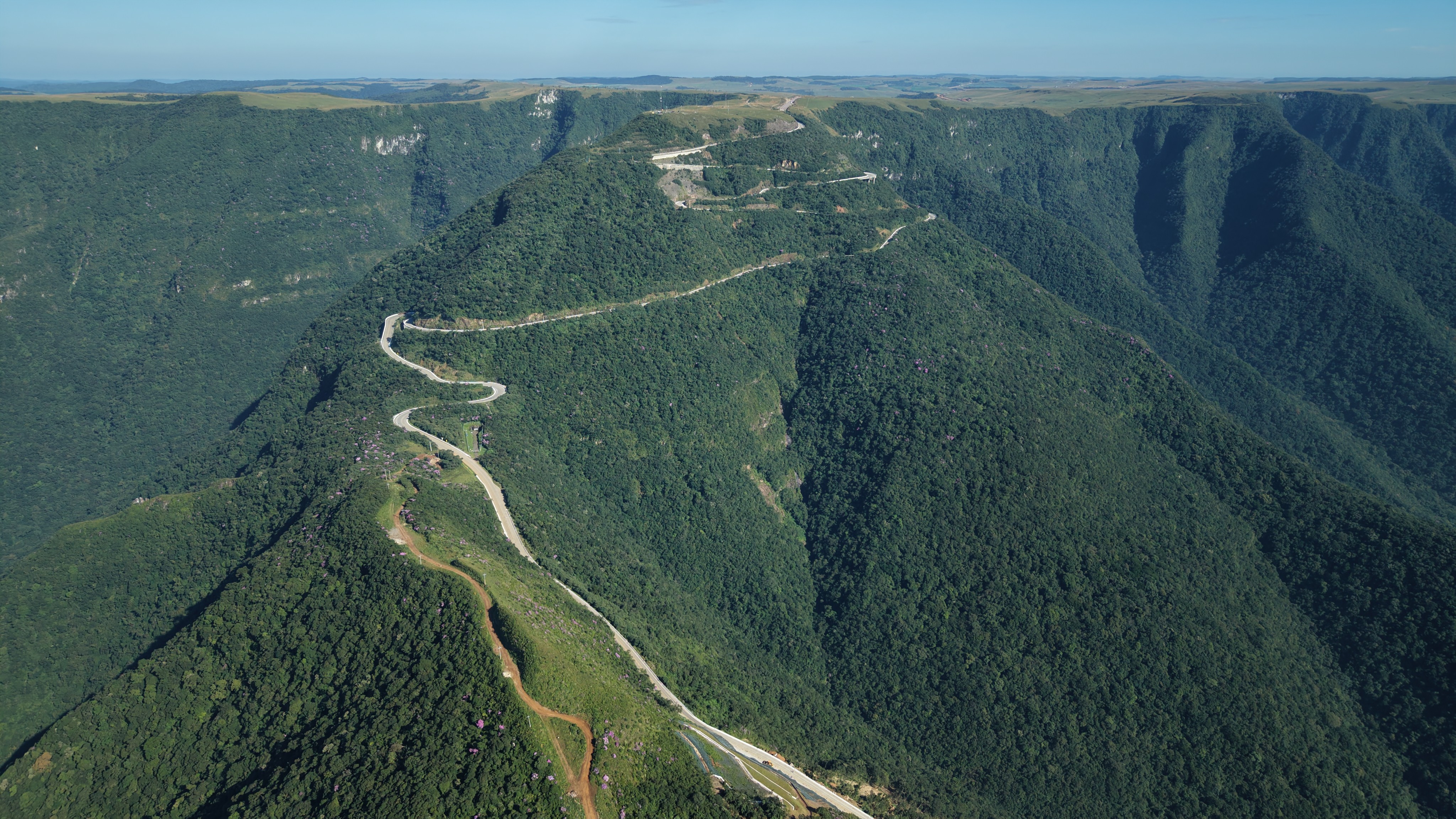 Mesmo incompleta, estrada que liga RS e SC através em serra a mais de 1 mil metros de altura impulsiona turismo nos dois estados; veja FOTOS da paisagem 